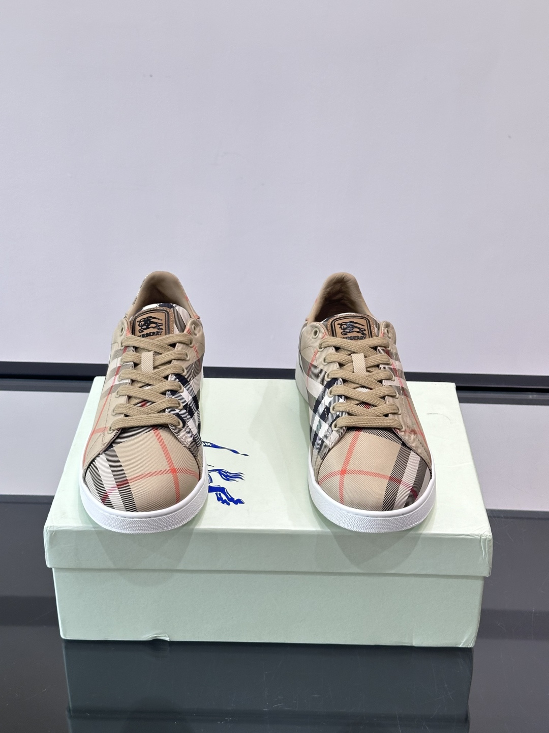 Burberry经典格纹板鞋，采用Vintage格纹设计，棉质帆布+皮革拼接，舒适又耐穿。白色橡胶鞋底，