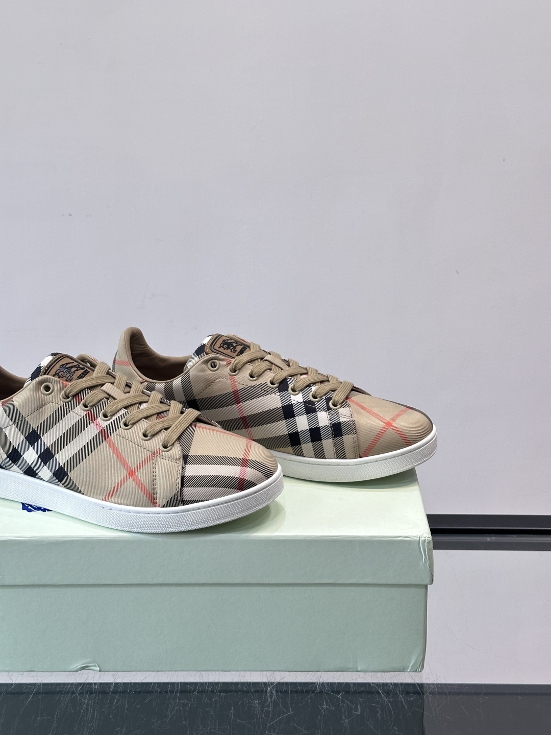 Burberry经典格纹板鞋，采用Vintage格纹设计，棉质帆布+皮革拼接，舒适又耐穿。白色橡胶鞋底，