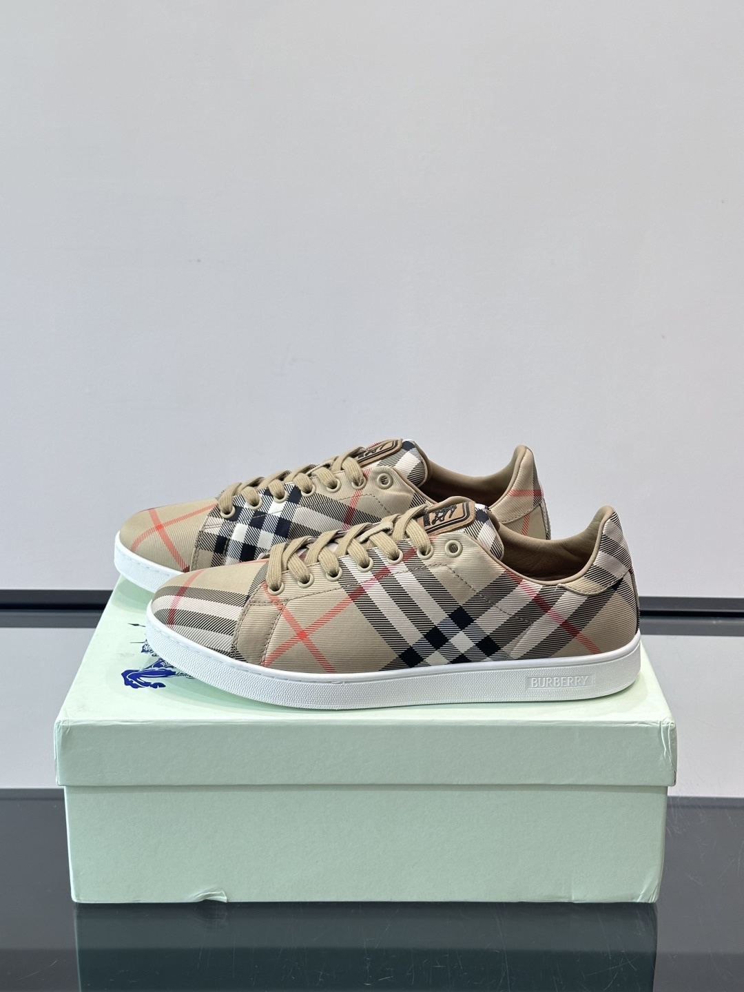 Burberry经典格纹板鞋，采用Vintage格纹设计，棉质帆布+皮革拼接，舒适又耐穿。白色橡胶鞋底，