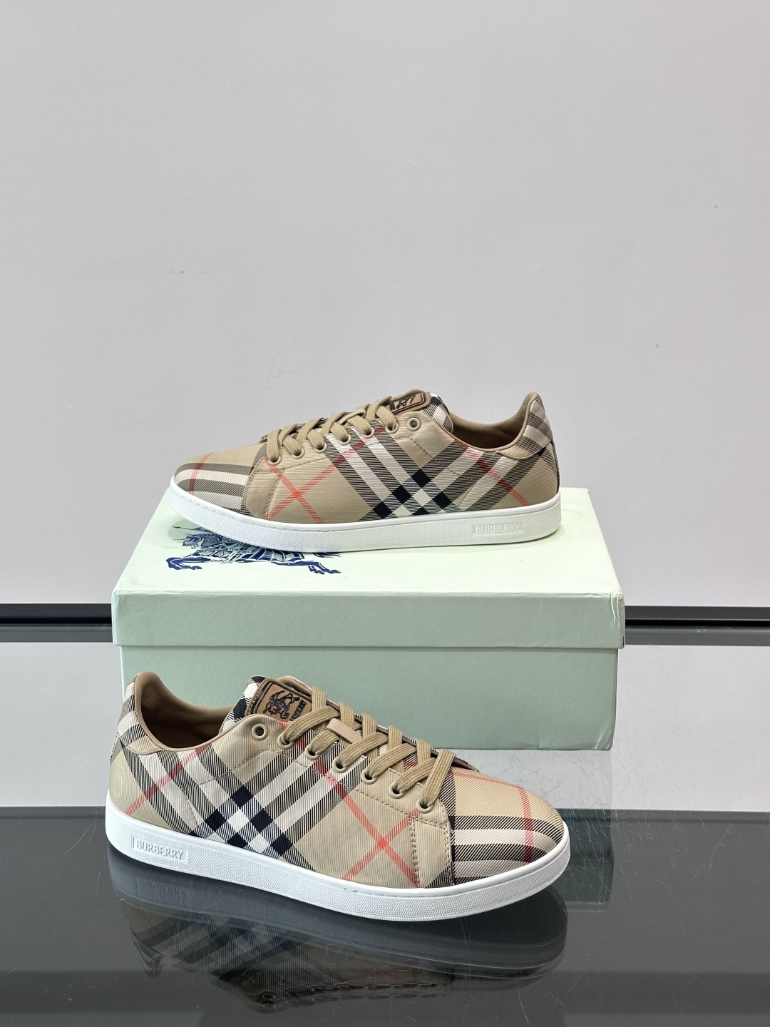Burberry经典格纹板鞋，采用Vintage格纹设计，棉质帆布+皮革拼接，舒适又耐穿。白色橡胶鞋底，