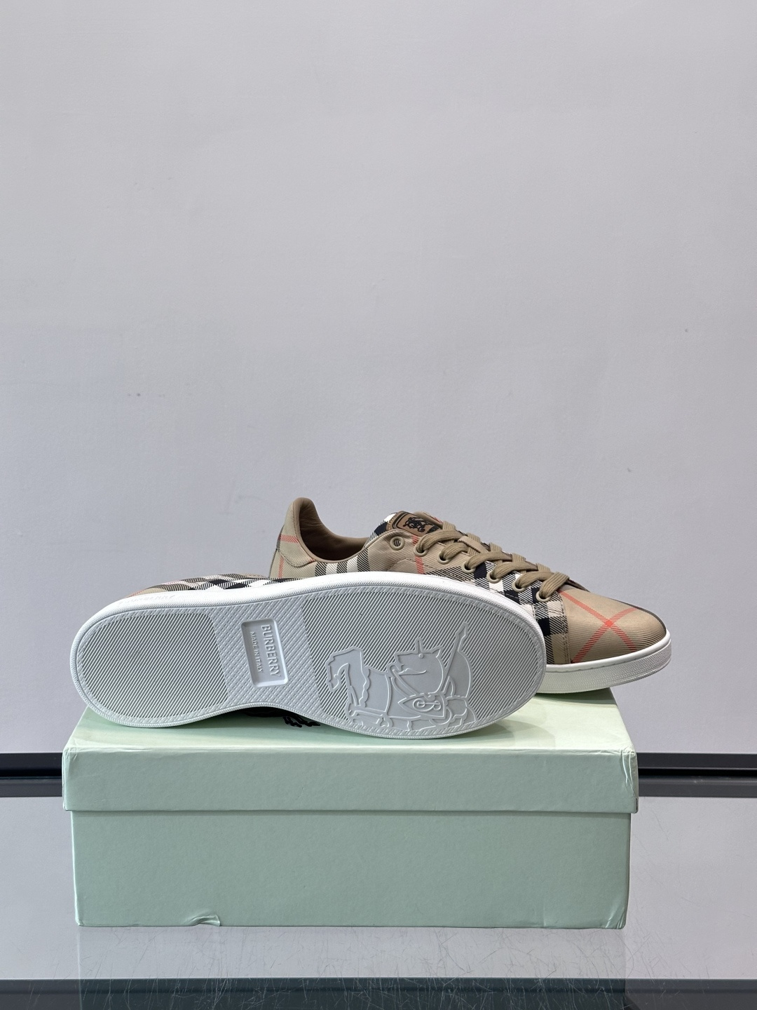 Burberry经典格纹板鞋，采用Vintage格纹设计，棉质帆布+皮革拼接，舒适又耐穿。白色橡胶鞋底，