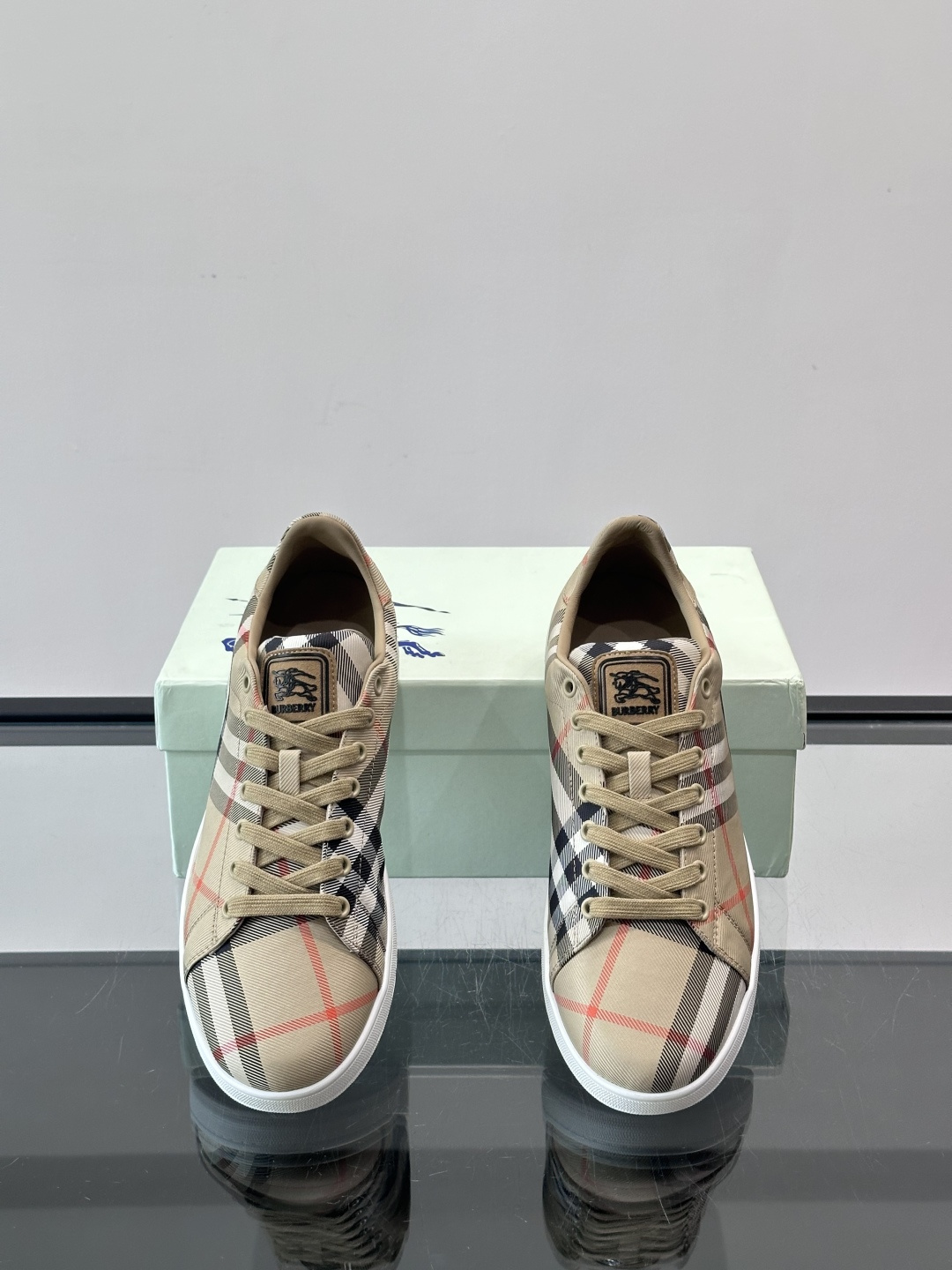 Burberry经典格纹板鞋，采用Vintage格纹设计，棉质帆布+皮革拼接，舒适又耐穿。白色橡胶鞋底，