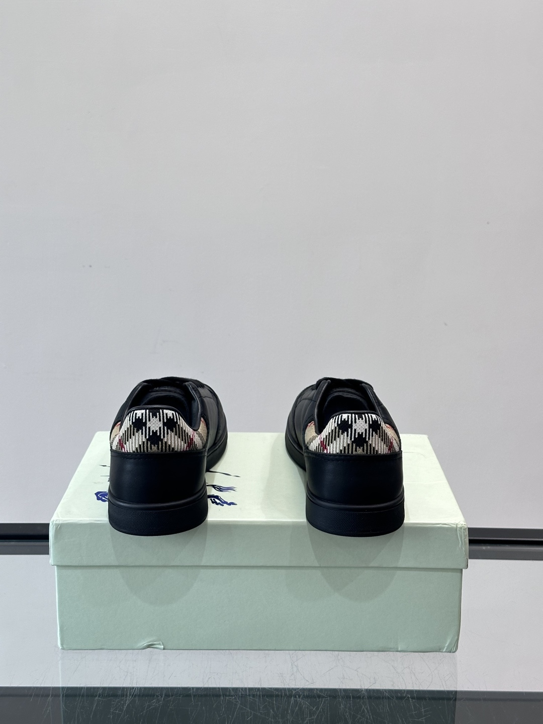 Burberry经典男士板鞋，采用小牛皮材质，鞋面光滑细腻，搭配标志性格纹织物后跟，英伦风满满。橡胶鞋底