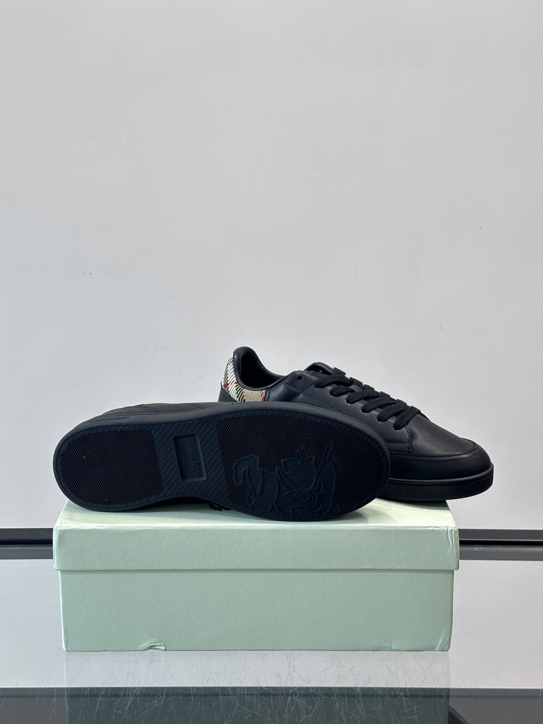 Burberry经典男士板鞋，采用小牛皮材质，鞋面光滑细腻，搭配标志性格纹织物后跟，英伦风满满。橡胶鞋底