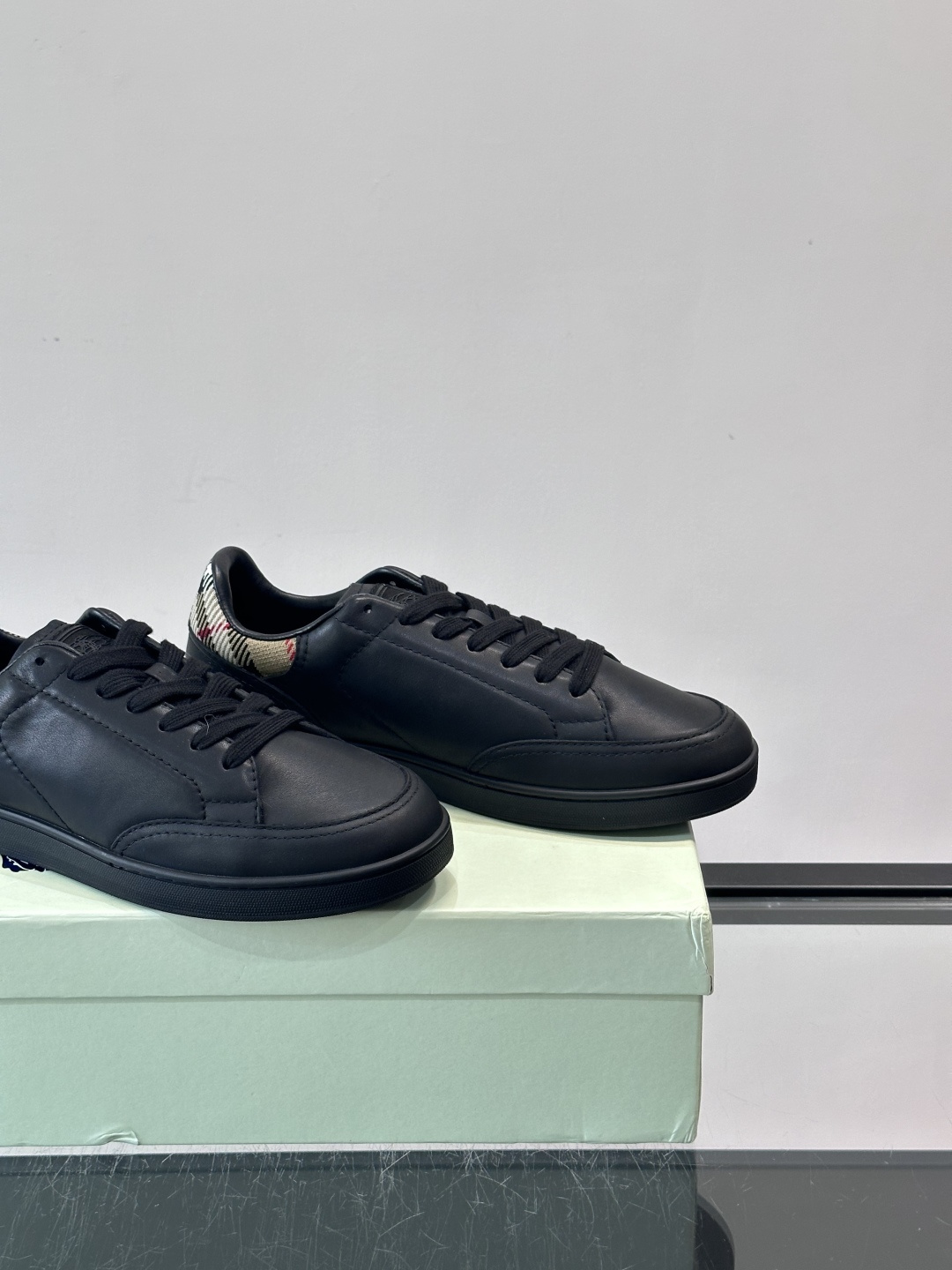 Burberry经典男士板鞋，采用小牛皮材质，鞋面光滑细腻，搭配标志性格纹织物后跟，英伦风满满。橡胶鞋底