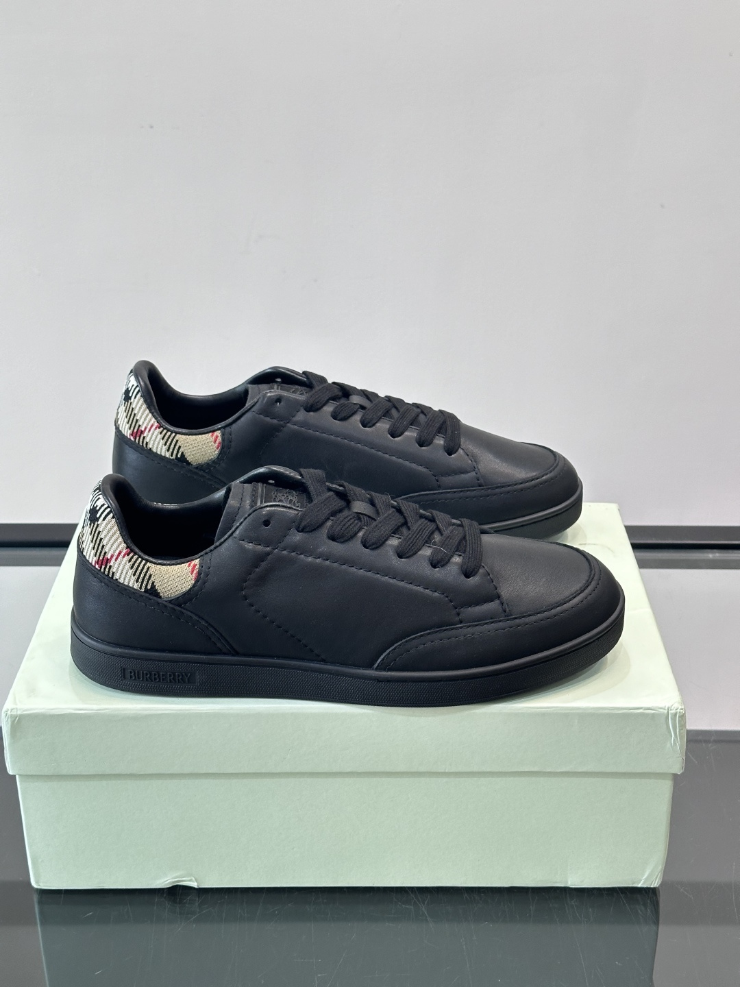 Burberry经典男士板鞋，采用小牛皮材质，鞋面光滑细腻，搭配标志性格纹织物后跟，英伦风满满。橡胶鞋底