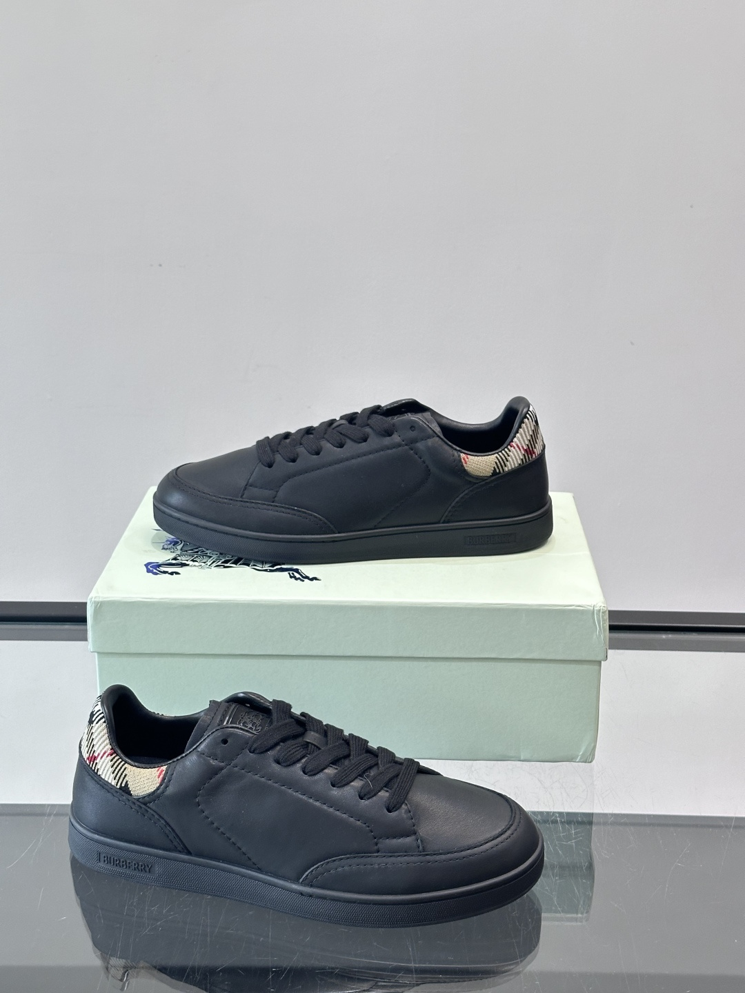 Burberry经典男士板鞋，采用小牛皮材质，鞋面光滑细腻，搭配标志性格纹织物后跟，英伦风满满。橡胶鞋底