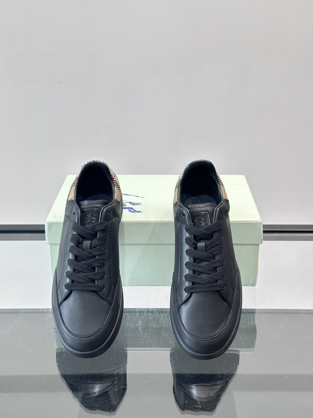 Burberry经典男士板鞋，采用小牛皮材质，鞋面光滑细腻，搭配标志性格纹织物后跟，英伦风满满。橡胶鞋底