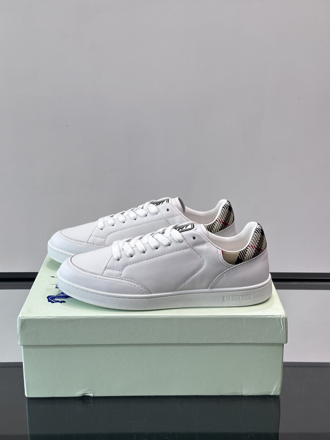 Burberry经典男士板鞋，采用小牛皮材质，鞋面光滑细腻，搭配标志性格纹织物后跟，英伦风满满。橡胶鞋底