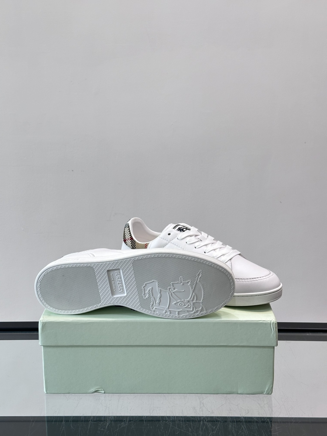 Burberry经典男士板鞋，采用小牛皮材质，鞋面光滑细腻，搭配标志性格纹织物后跟，英伦风满满。橡胶鞋底