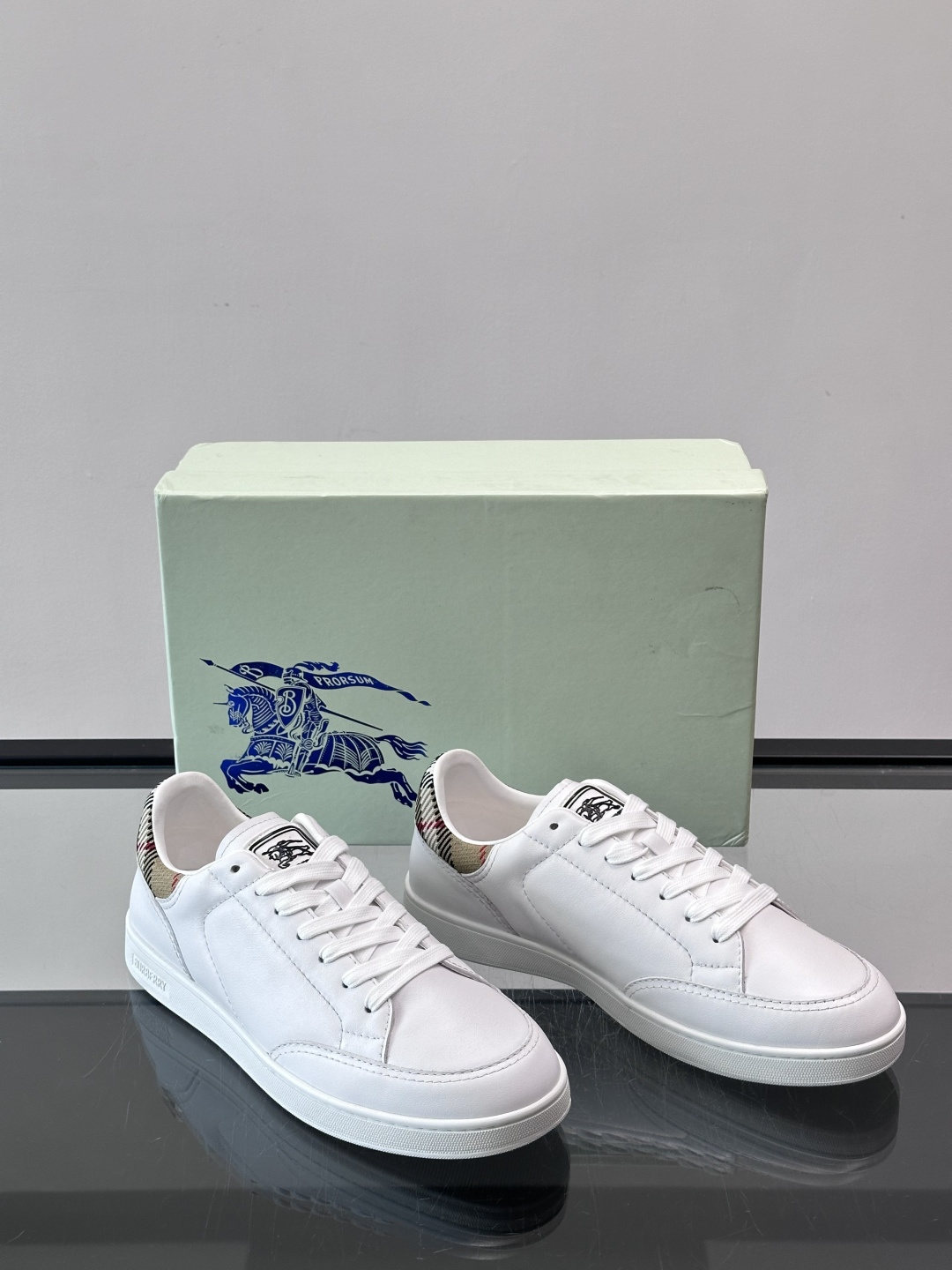 Burberry经典男士板鞋，采用小牛皮材质，鞋面光滑细腻，搭配标志性格纹织物后跟，英伦风满满。橡胶鞋底