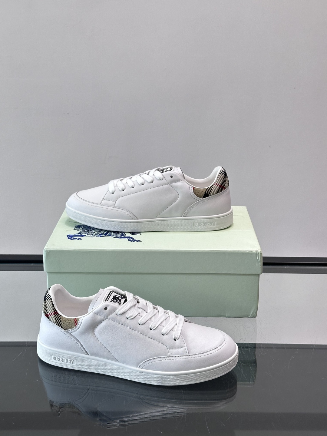 Burberry经典男士板鞋，采用小牛皮材质，鞋面光滑细腻，搭配标志性格纹织物后跟，英伦风满满。橡胶鞋底