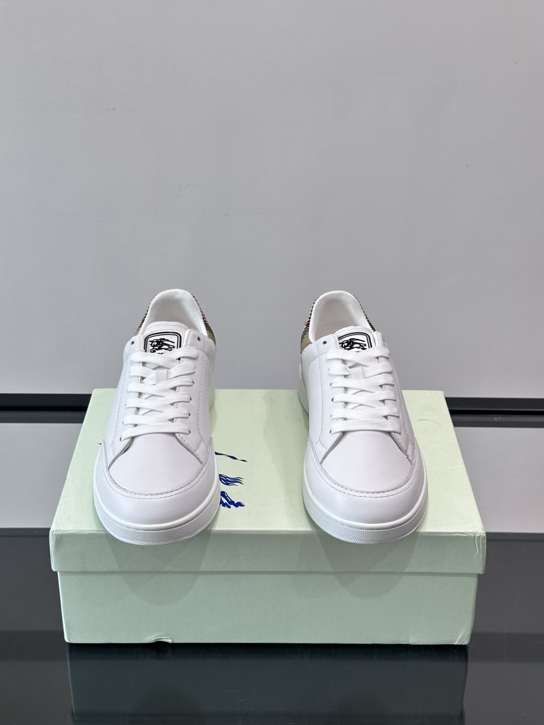 Burberry经典男士板鞋，采用小牛皮材质，鞋面光滑细腻，搭配标志性格纹织物后跟，英伦风满满。橡胶鞋底