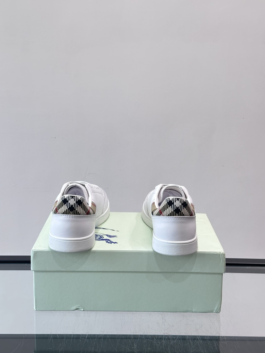 Burberry经典男士板鞋，采用小牛皮材质，鞋面光滑细腻，搭配标志性格纹织物后跟，英伦风满满。橡胶鞋底