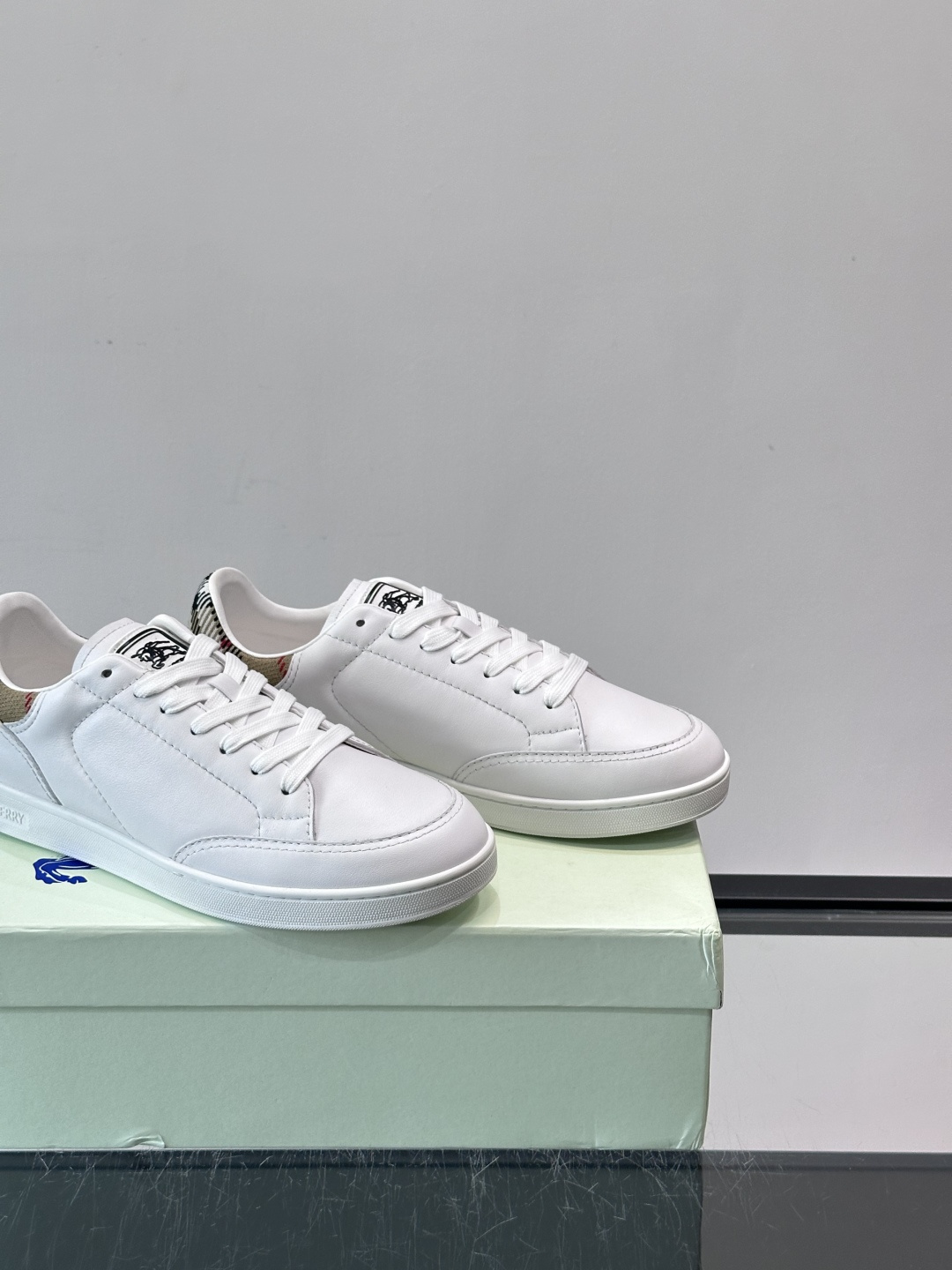 Burberry经典男士板鞋，采用小牛皮材质，鞋面光滑细腻，搭配标志性格纹织物后跟，英伦风满满。橡胶鞋底