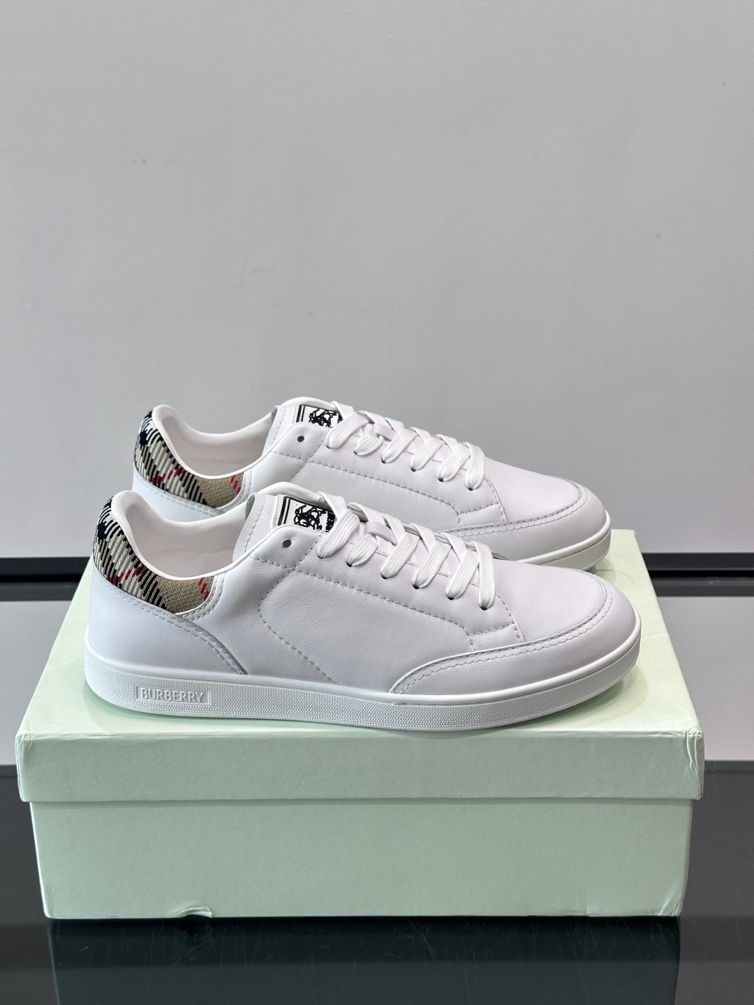 Burberry经典男士板鞋，采用小牛皮材质，鞋面光滑细腻，搭配标志性格纹织物后跟，英伦风满满。橡胶鞋底