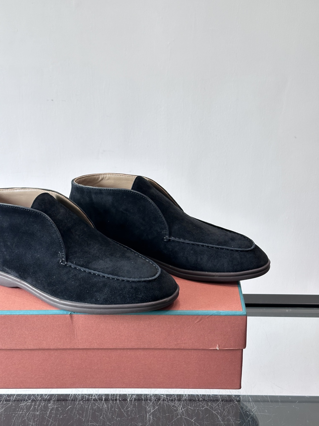 Loro Piana OPen Walk踝靴，采用100%小牛皮麂皮，手工磨制，质感细腻复古。内里羊皮。