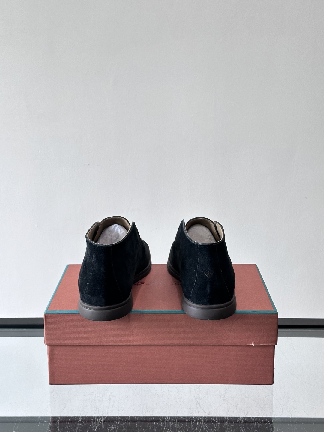 Loro Piana OPen Walk踝靴，采用100%小牛皮麂皮，手工磨制，质感细腻复古。内里羊皮。