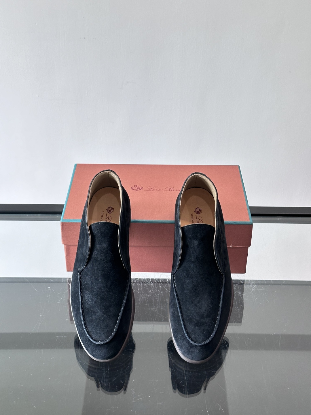 Loro Piana OPen Walk踝靴，采用100%小牛皮麂皮，手工磨制，质感细腻复古。内里羊皮。