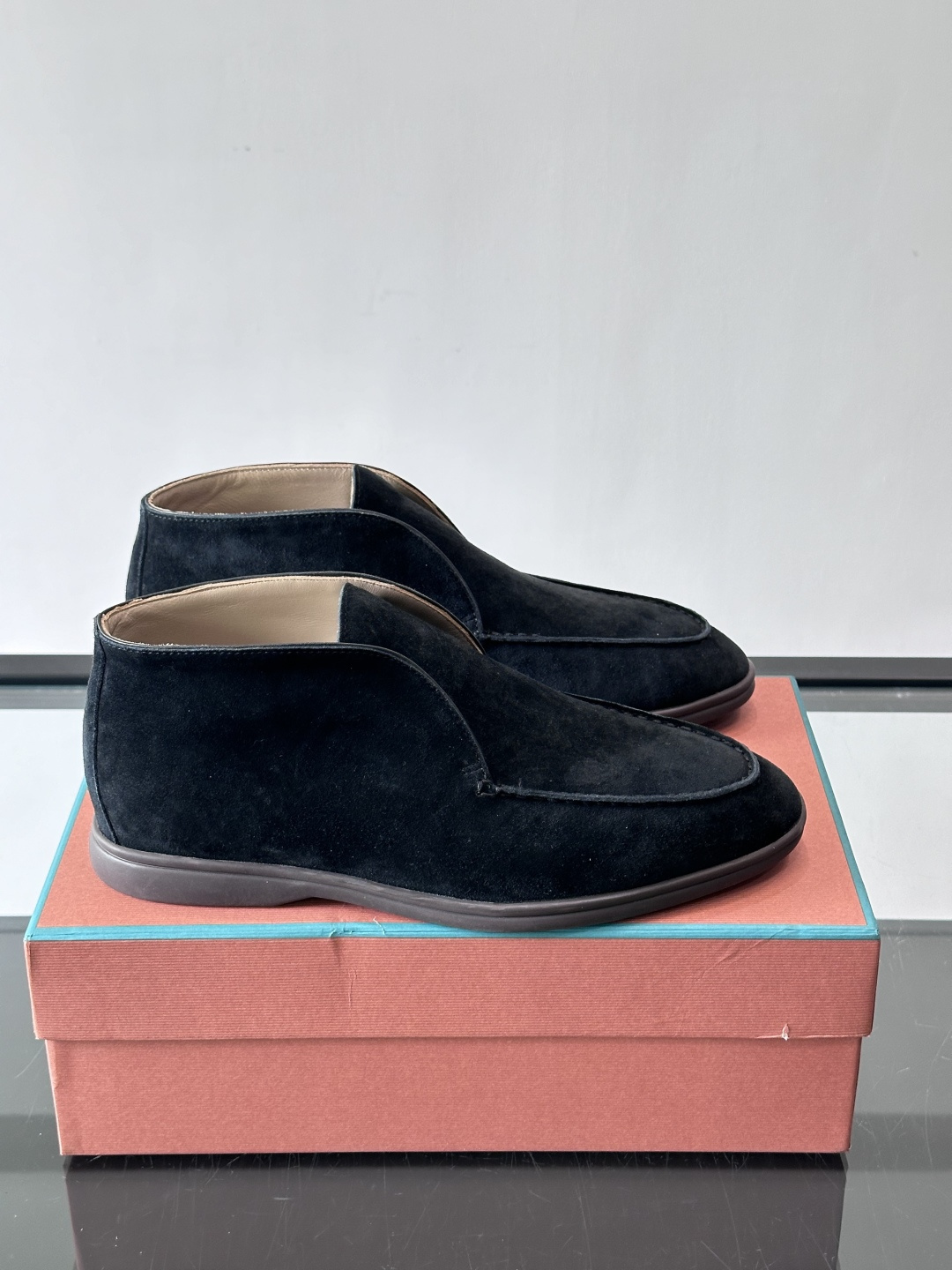 Loro Piana OPen Walk踝靴，采用100%小牛皮麂皮，手工磨制，质感细腻复古。内里羊皮。