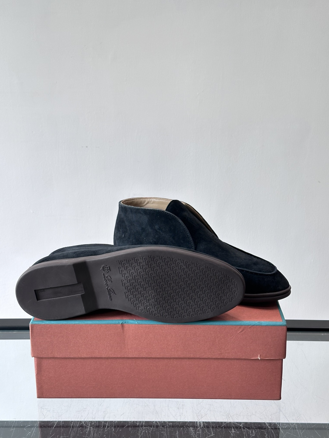 Loro Piana OPen Walk踝靴，采用100%小牛皮麂皮，手工磨制，质感细腻复古。内里羊皮。