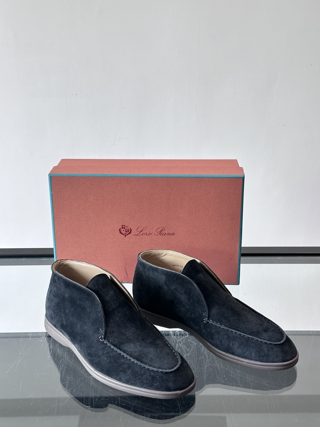 Loro Piana OPen Walk踝靴，采用100%小牛皮麂皮，手工磨制，质感细腻复古。内里羊皮。