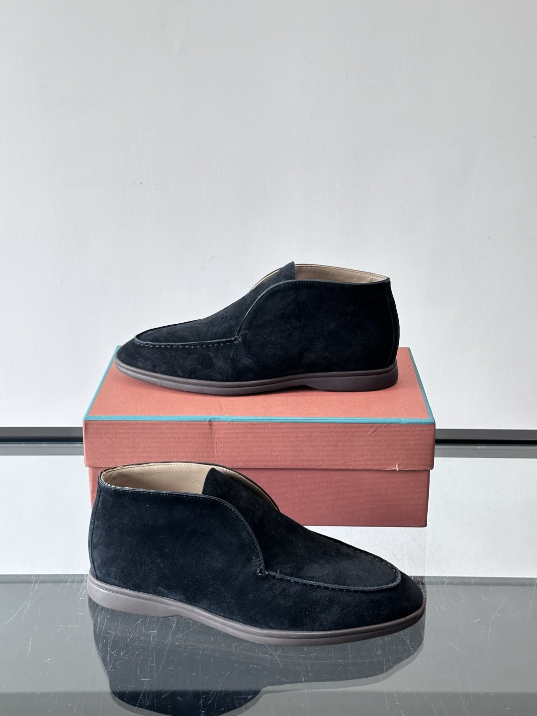 Loro Piana OPen Walk踝靴，采用100%小牛皮麂皮，手工磨制，质感细腻复古。内里羊皮。