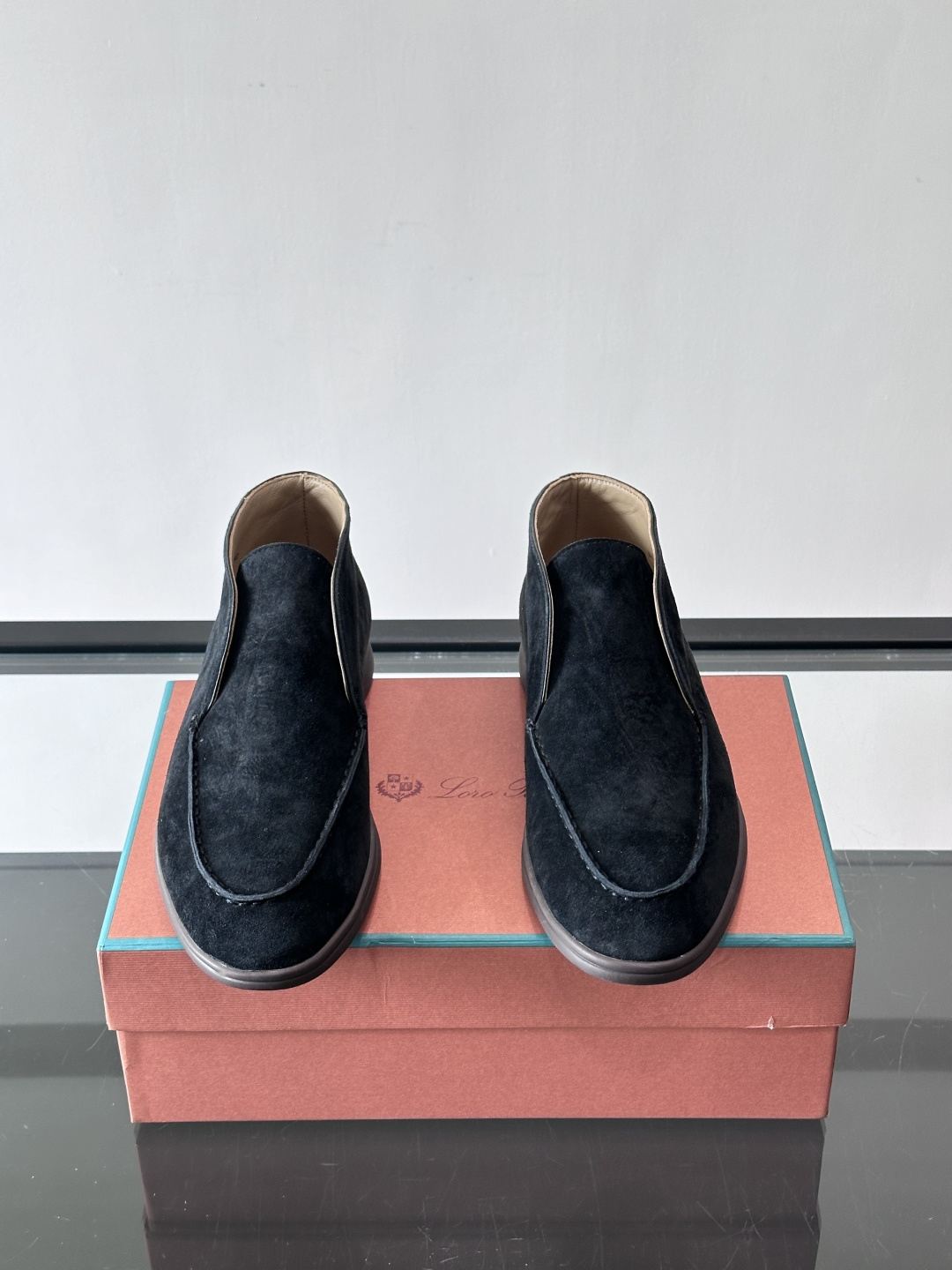 Loro Piana OPen Walk踝靴，采用100%小牛皮麂皮，手工磨制，质感细腻复古。内里羊皮。