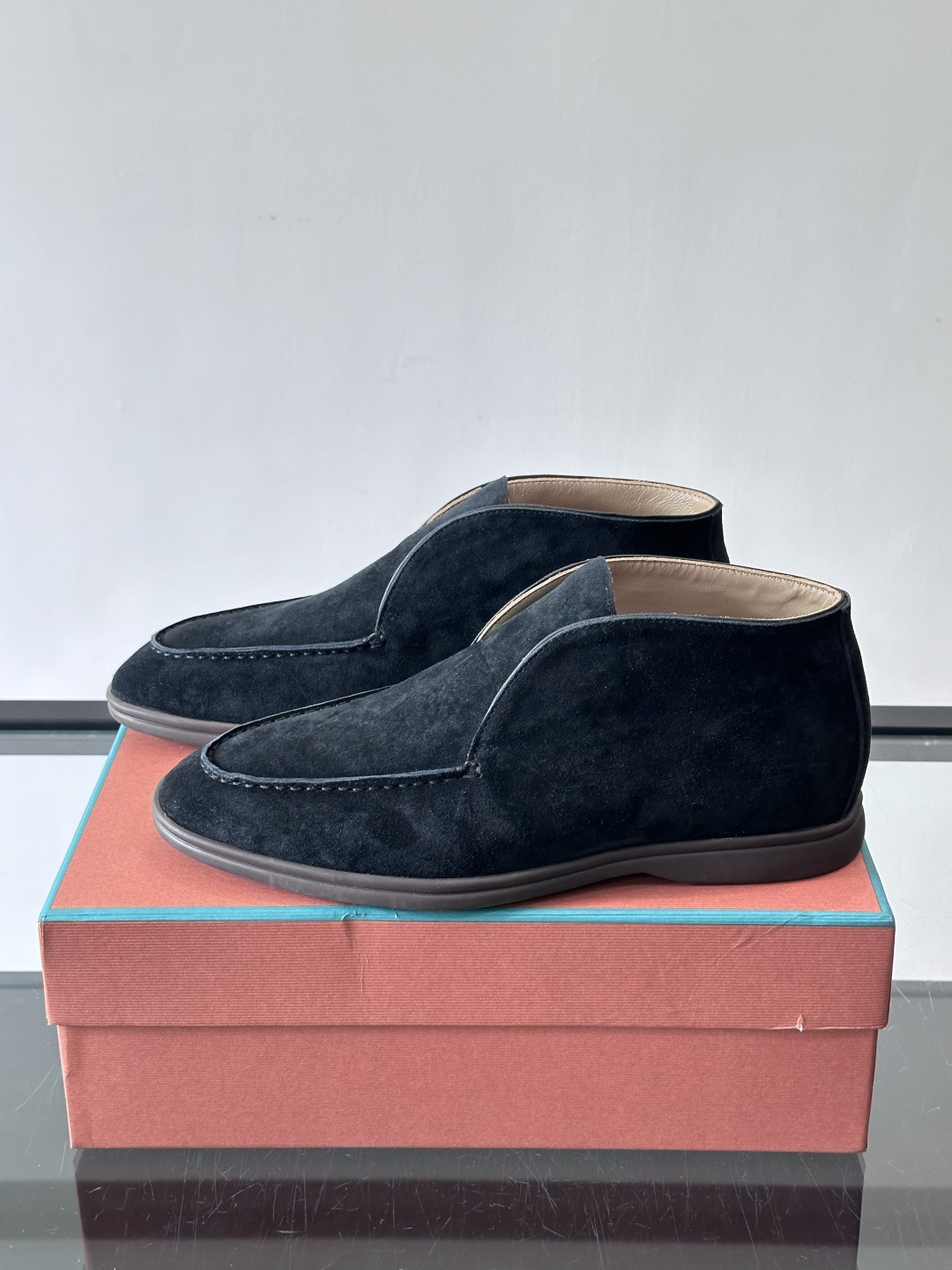 Loro Piana OPen Walk踝靴，采用100%小牛皮麂皮，手工磨制，质感细腻复古。内里羊皮。