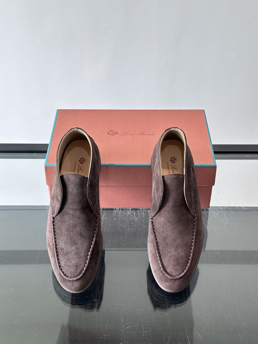 Loro Piana OPen Walk踝靴，采用100%小牛皮麂皮，手工磨制，质感细腻复古。内里羊皮。