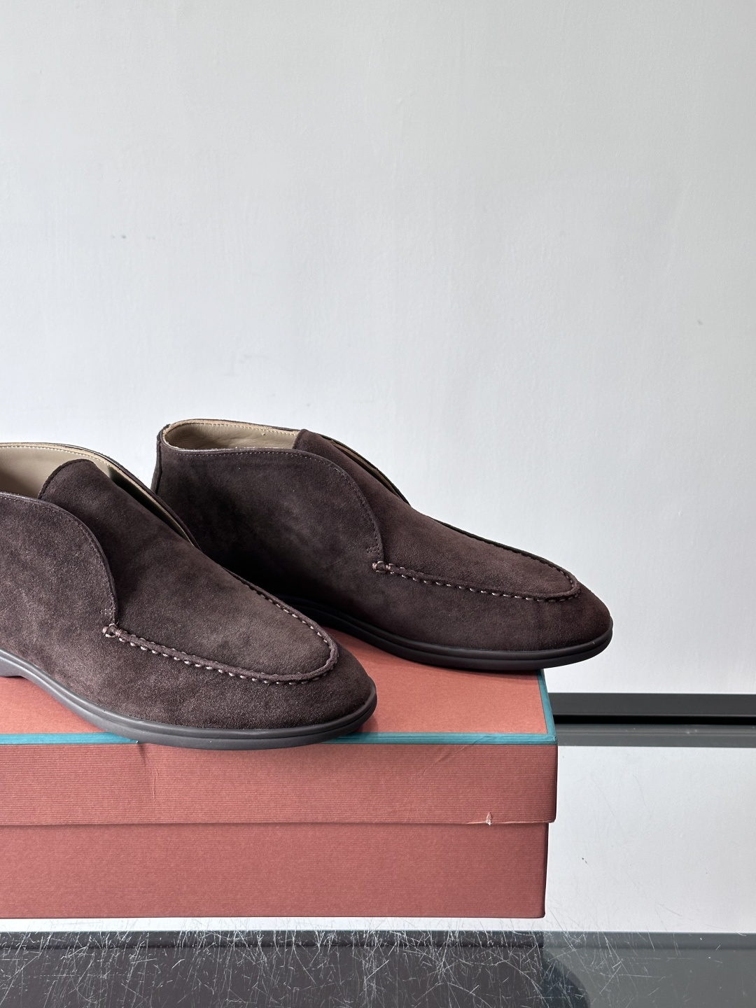 Loro Piana OPen Walk踝靴，采用100%小牛皮麂皮，手工磨制，质感细腻复古。内里羊皮。