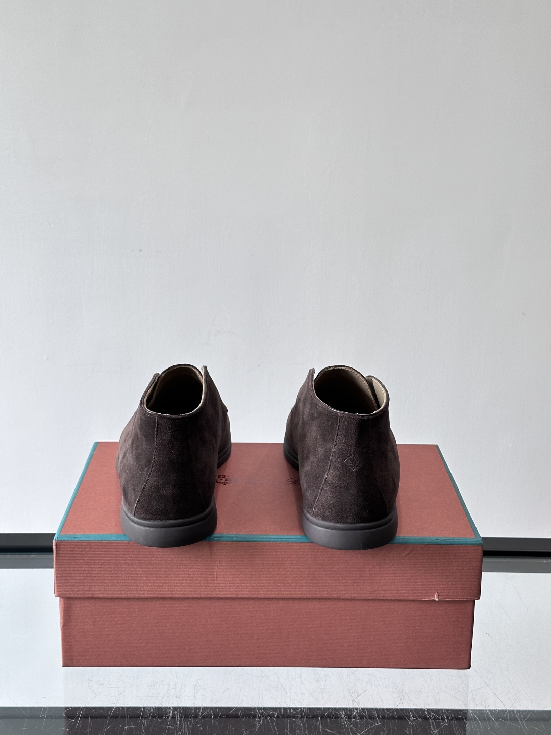 Loro Piana OPen Walk踝靴，采用100%小牛皮麂皮，手工磨制，质感细腻复古。内里羊皮。