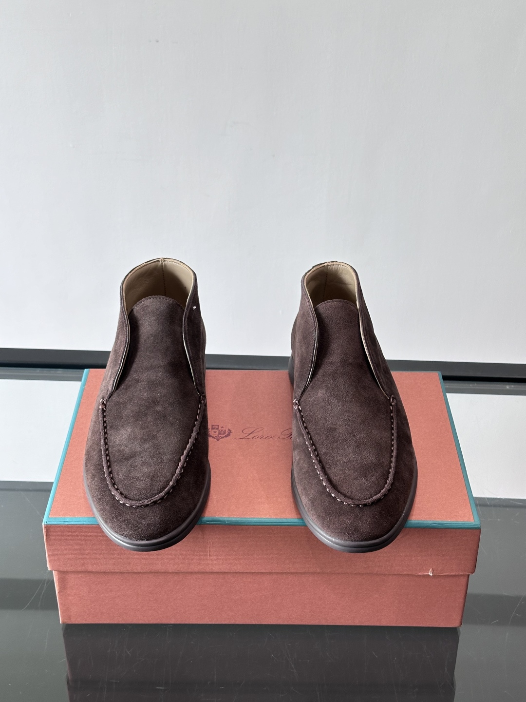 Loro Piana OPen Walk踝靴，采用100%小牛皮麂皮，手工磨制，质感细腻复古。内里羊皮。