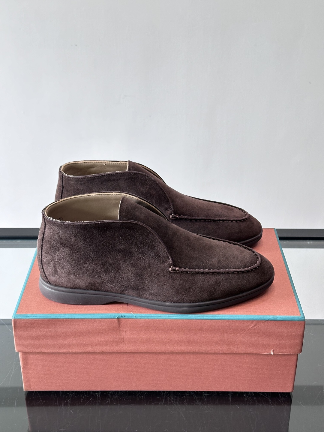 Loro Piana OPen Walk踝靴，采用100%小牛皮麂皮，手工磨制，质感细腻复古。内里羊皮。