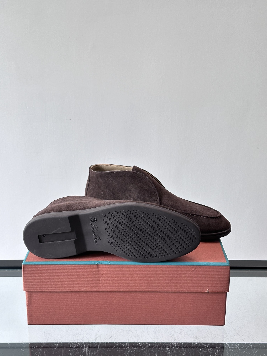 Loro Piana OPen Walk踝靴，采用100%小牛皮麂皮，手工磨制，质感细腻复古。内里羊皮。