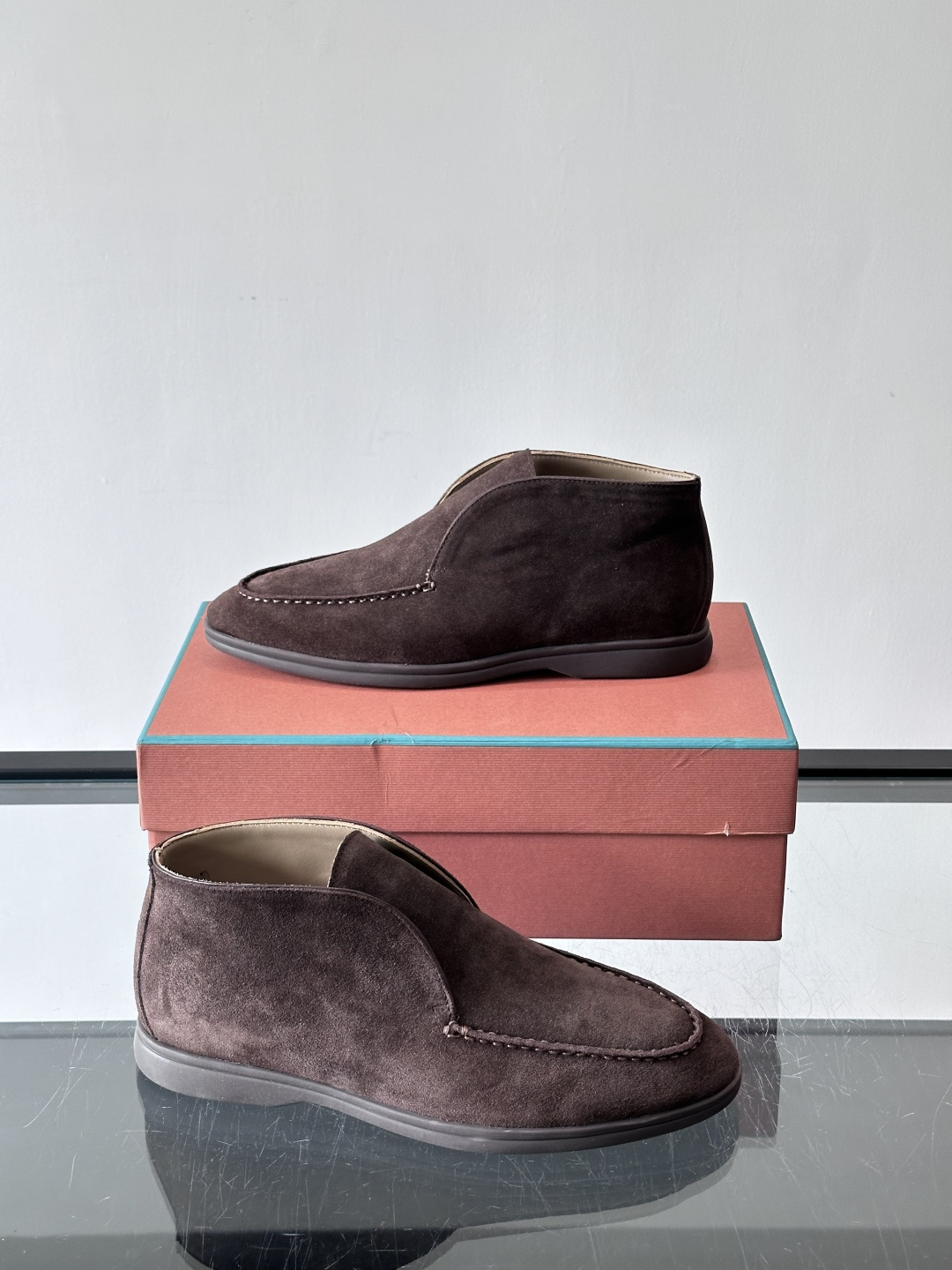 Loro Piana OPen Walk踝靴，采用100%小牛皮麂皮，手工磨制，质感细腻复古。内里羊皮。