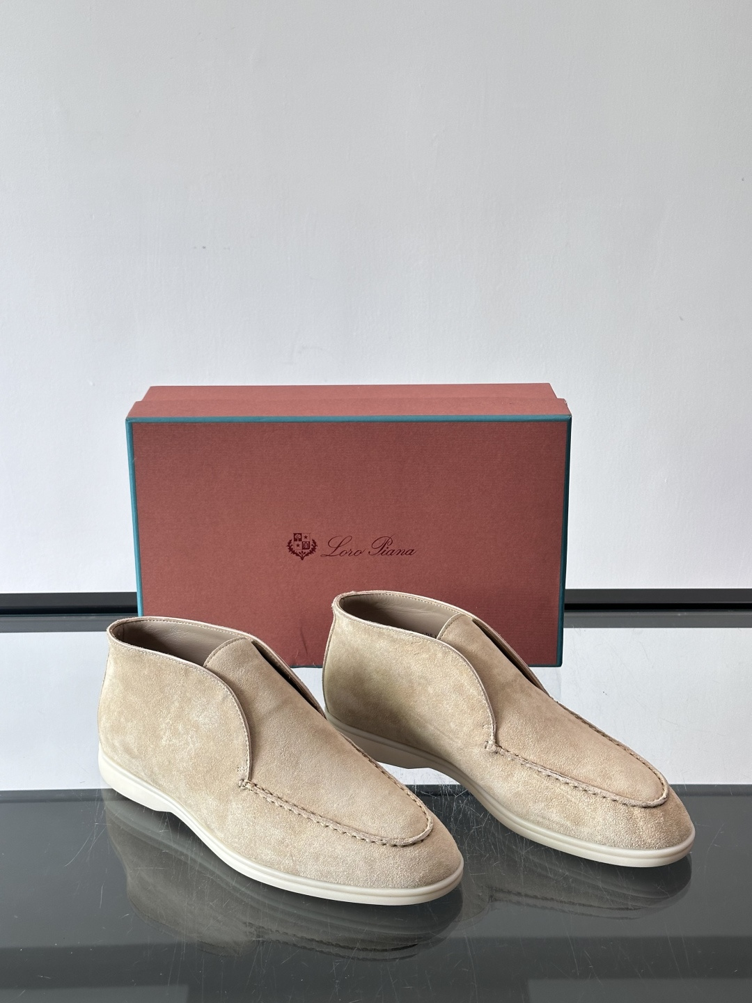 Loro Piana OPen Walk踝靴，采用100%小牛皮麂皮，手工磨制，质感细腻复古。内里羊皮。