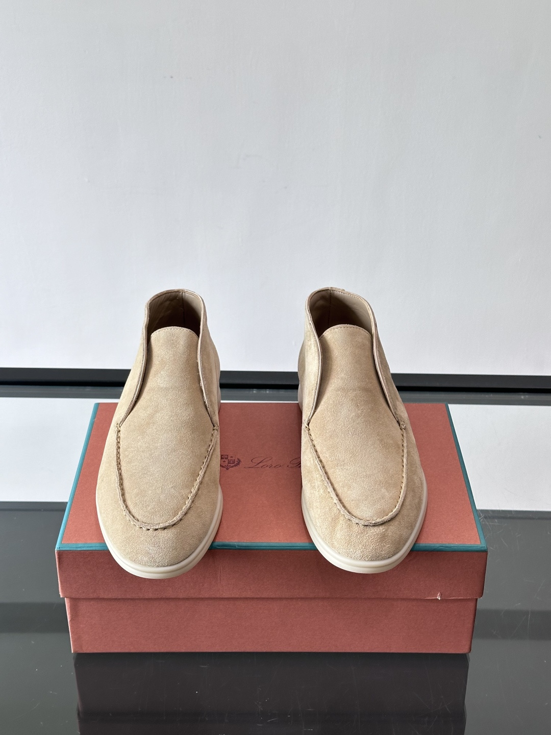 Loro Piana OPen Walk踝靴，采用100%小牛皮麂皮，手工磨制，质感细腻复古。内里羊皮。