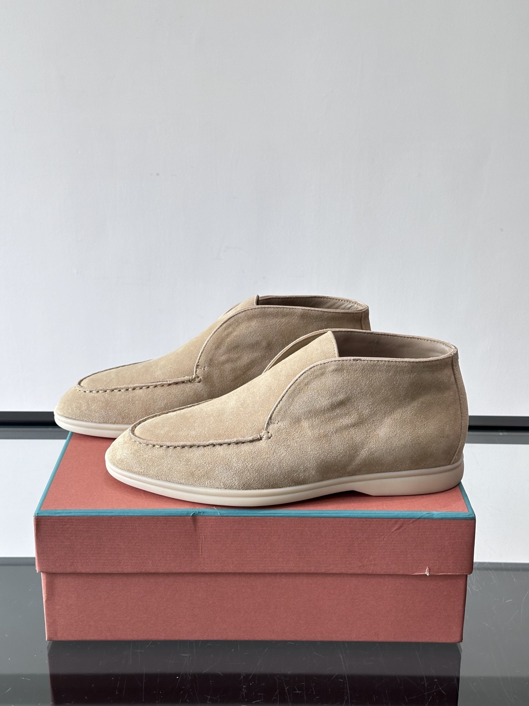 Loro Piana OPen Walk踝靴，采用100%小牛皮麂皮，手工磨制，质感细腻复古。内里羊皮。