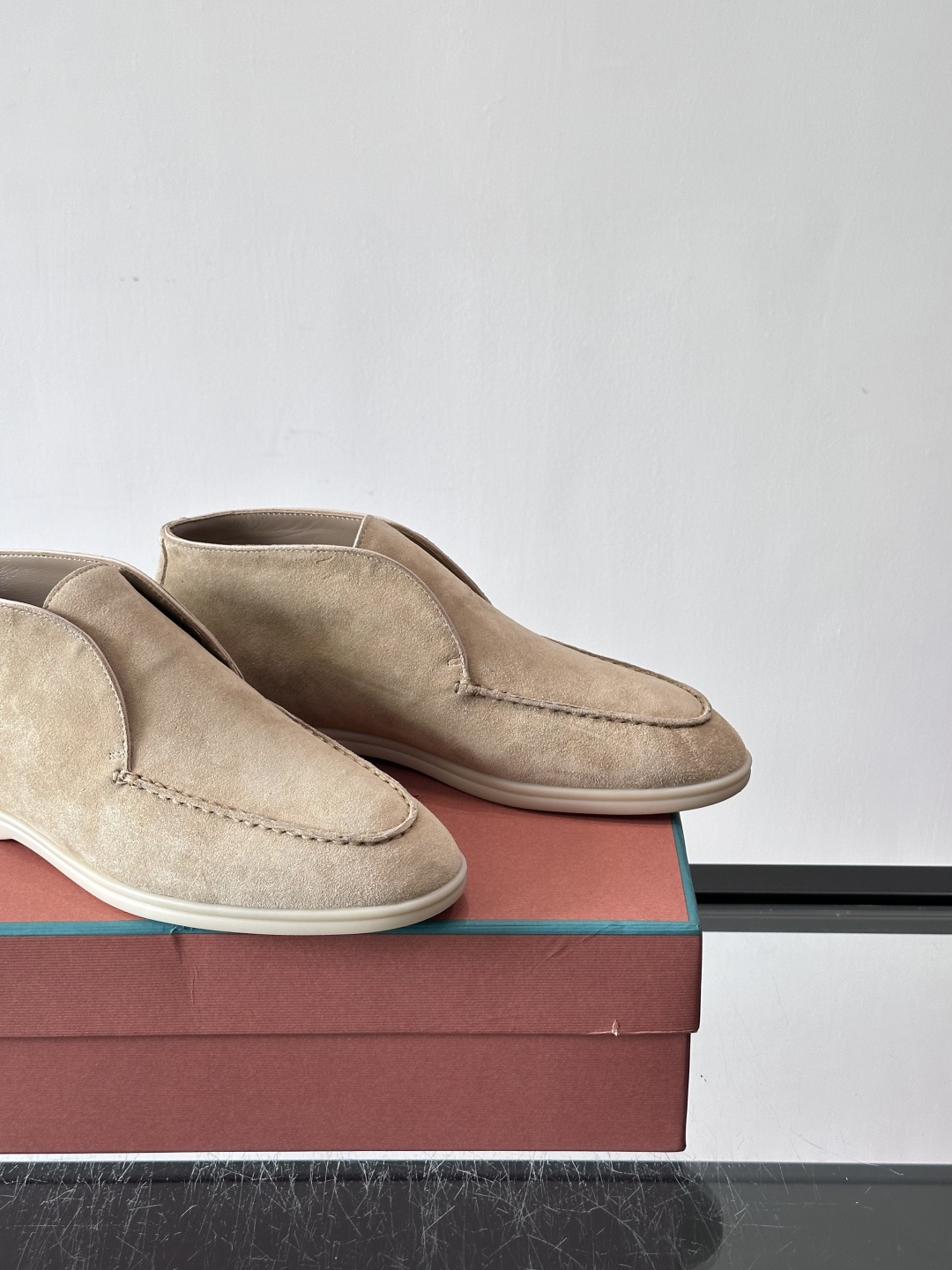 Loro Piana OPen Walk踝靴，采用100%小牛皮麂皮，手工磨制，质感细腻复古。内里羊皮。