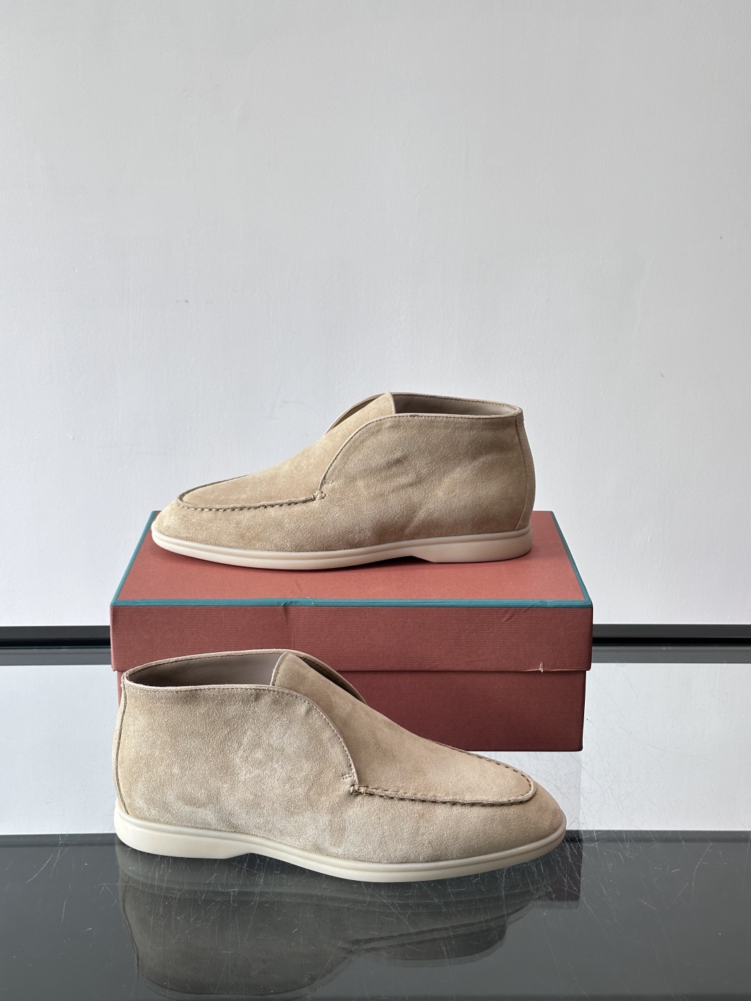 Loro Piana OPen Walk踝靴，采用100%小牛皮麂皮，手工磨制，质感细腻复古。内里羊皮。