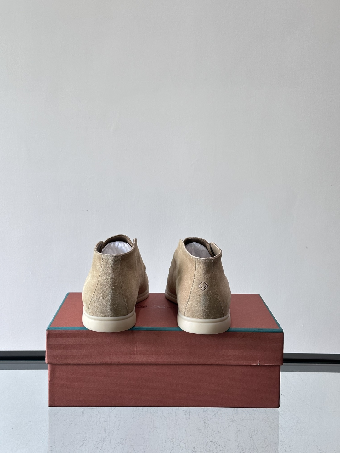 Loro Piana OPen Walk踝靴，采用100%小牛皮麂皮，手工磨制，质感细腻复古。内里羊皮。