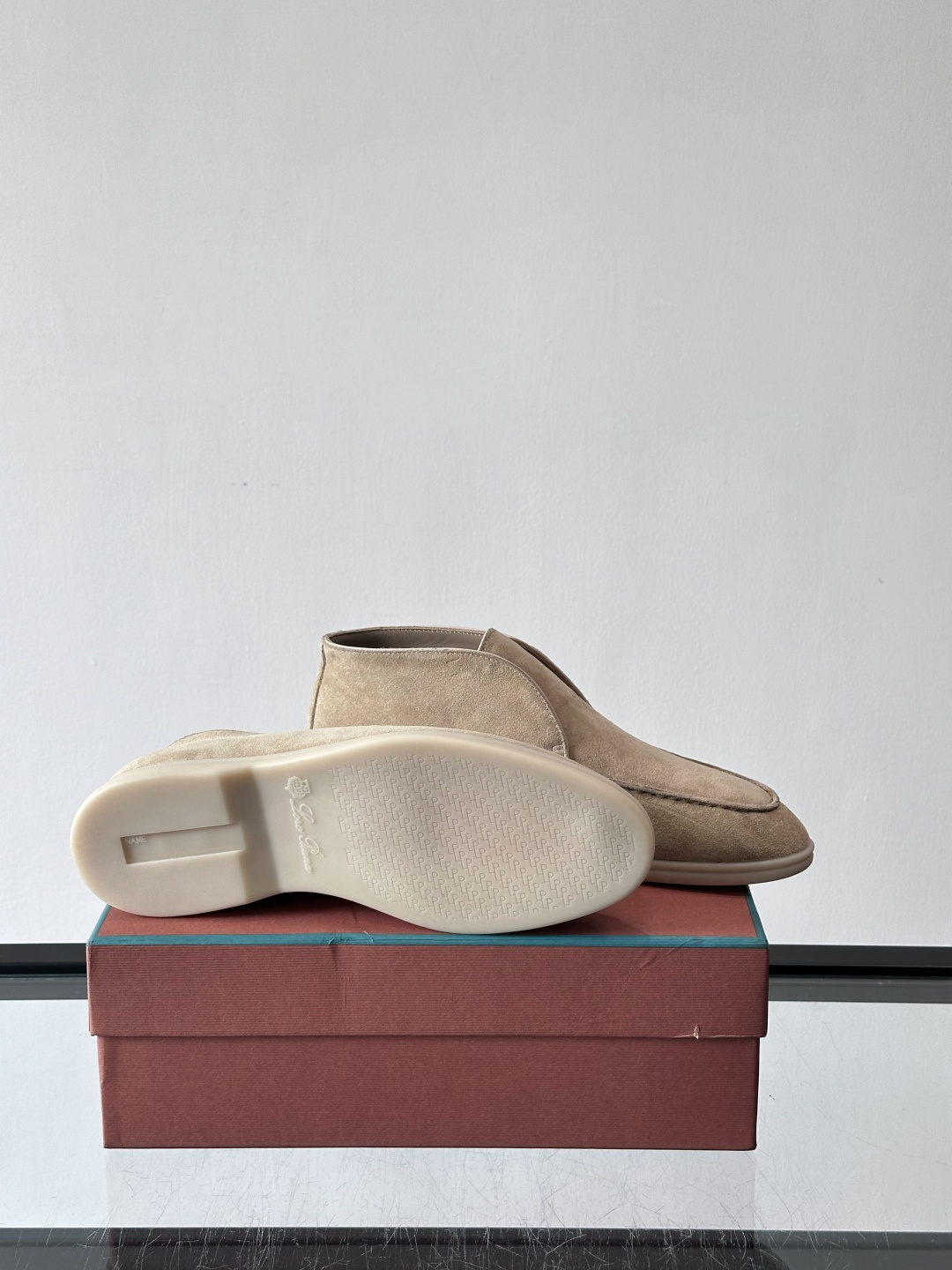 Loro Piana OPen Walk踝靴，采用100%小牛皮麂皮，手工磨制，质感细腻复古。内里羊皮。