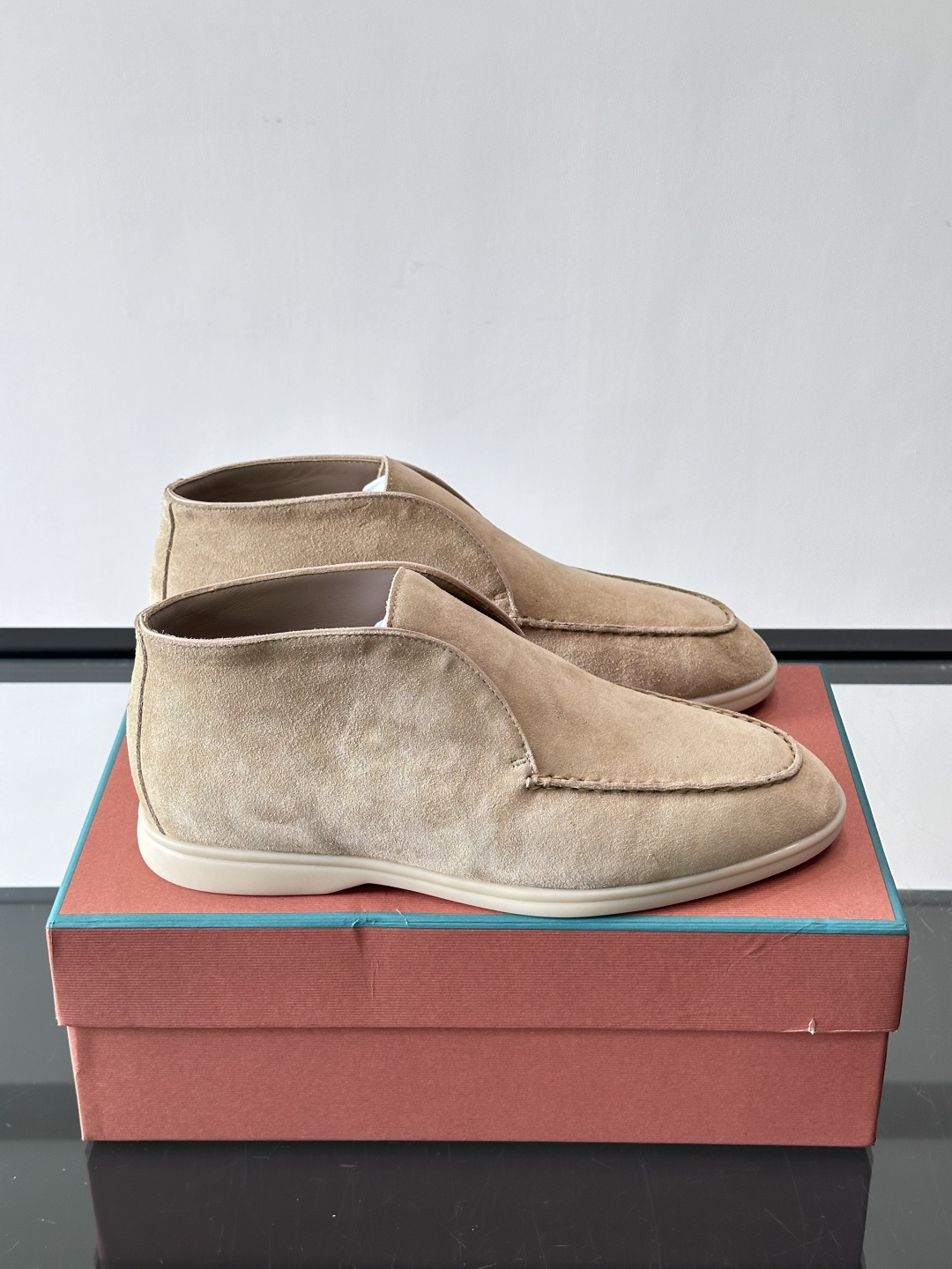 Loro Piana OPen Walk踝靴，采用100%小牛皮麂皮，手工磨制，质感细腻复古。内里羊皮。