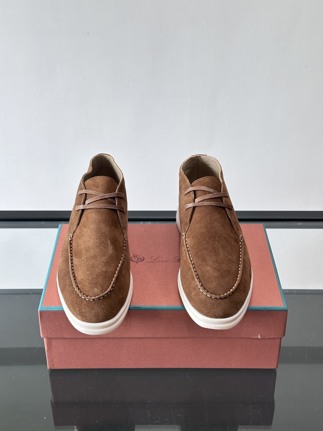 Loro Piana OPen Walk踝靴，采用100%小牛皮麂皮，手工磨制，质感细腻复古。内里羊皮。