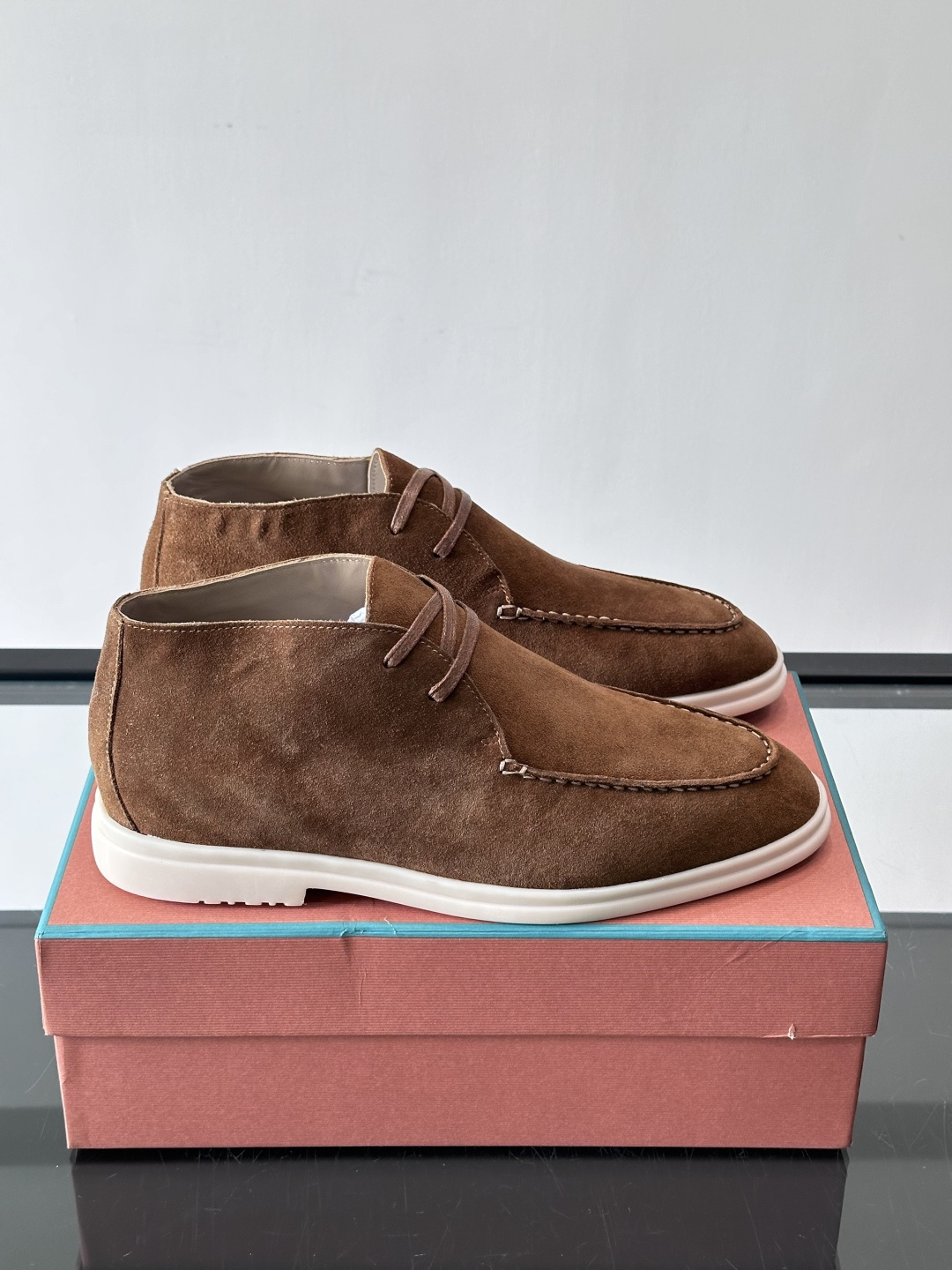 Loro Piana OPen Walk踝靴，采用100%小牛皮麂皮，手工磨制，质感细腻复古。内里羊皮。