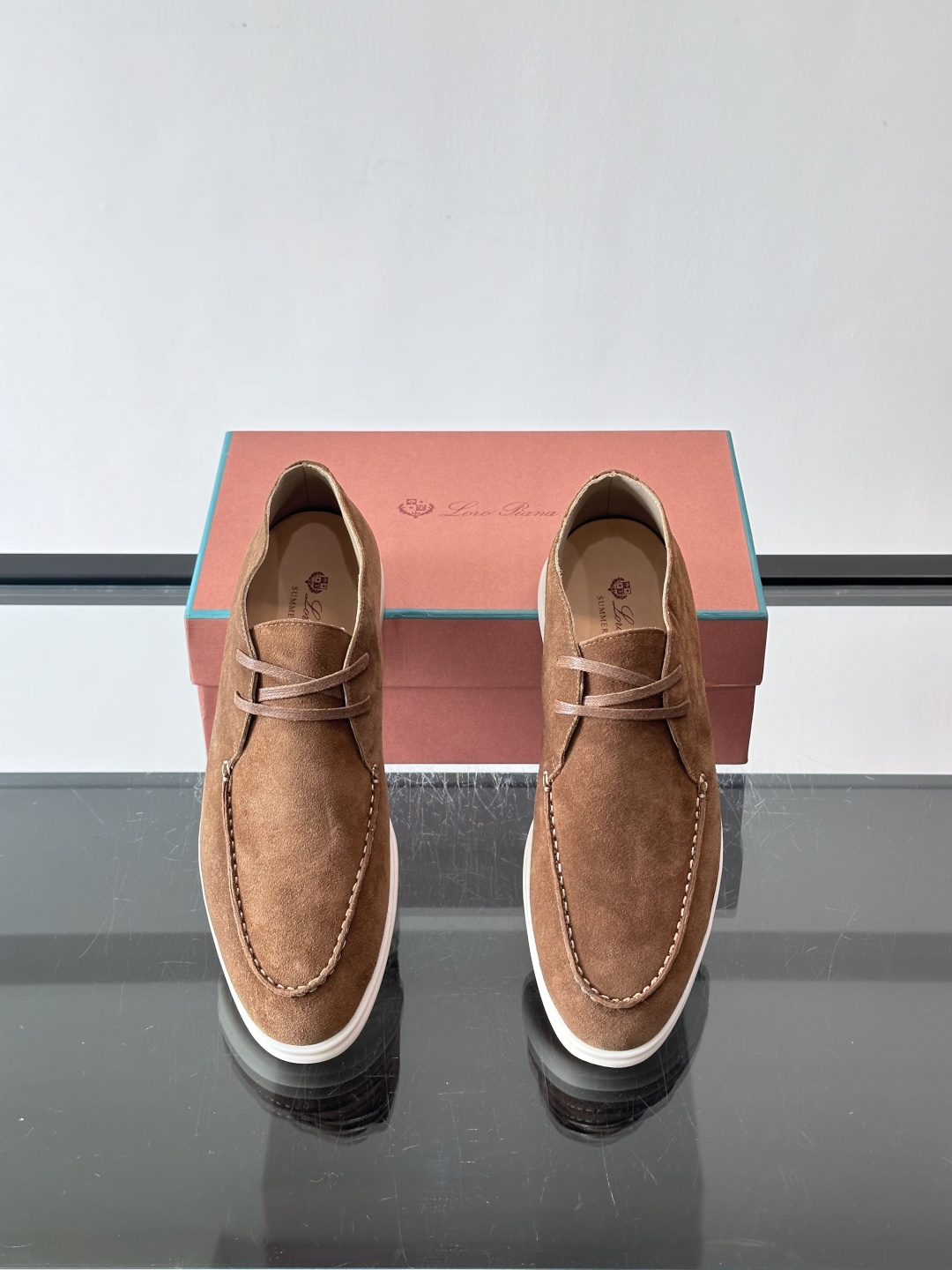 Loro Piana OPen Walk踝靴，采用100%小牛皮麂皮，手工磨制，质感细腻复古。内里羊皮。