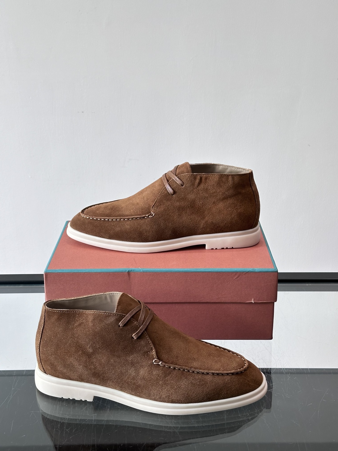 Loro Piana OPen Walk踝靴，采用100%小牛皮麂皮，手工磨制，质感细腻复古。内里羊皮。