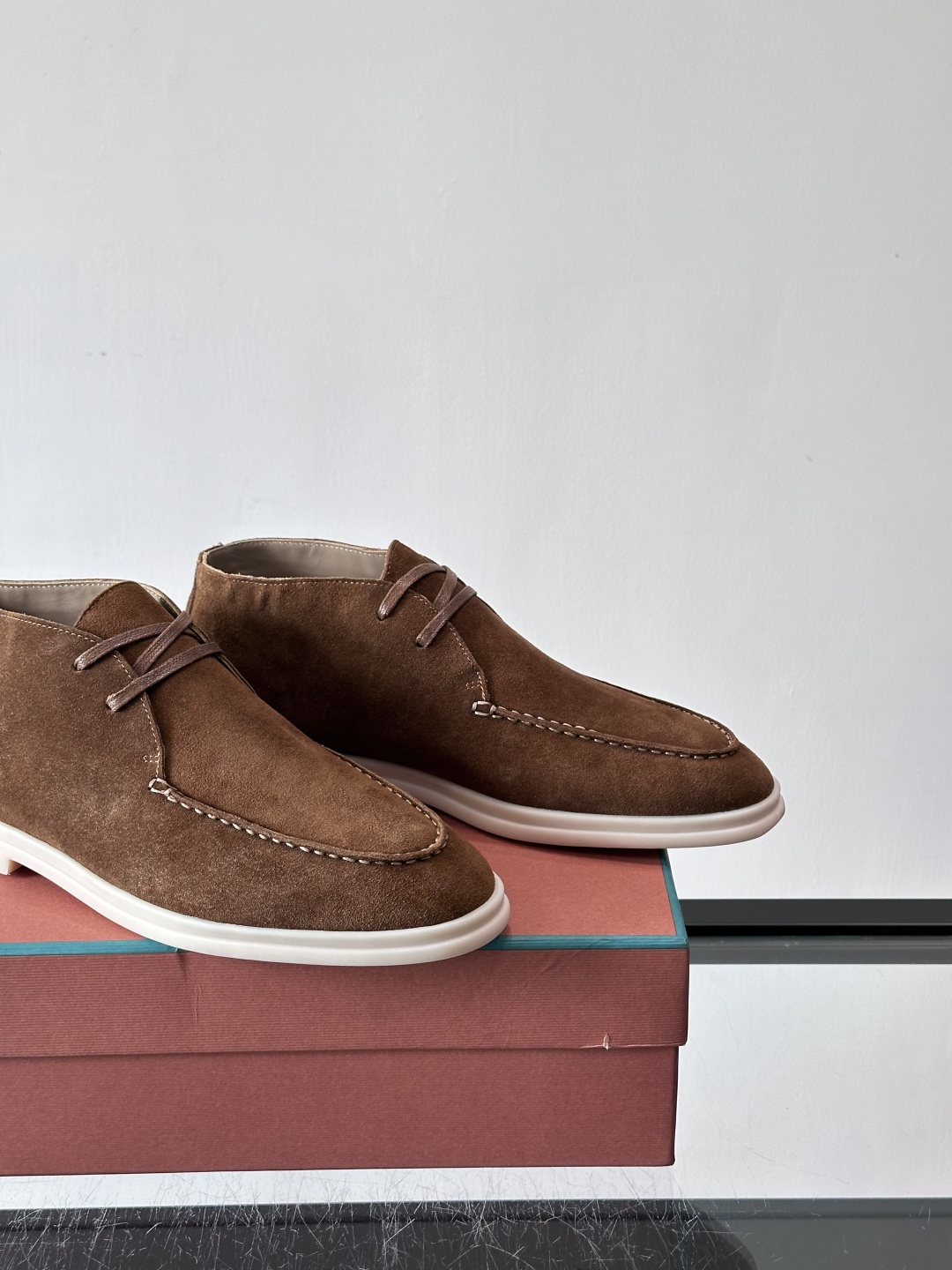 Loro Piana OPen Walk踝靴，采用100%小牛皮麂皮，手工磨制，质感细腻复古。内里羊皮。