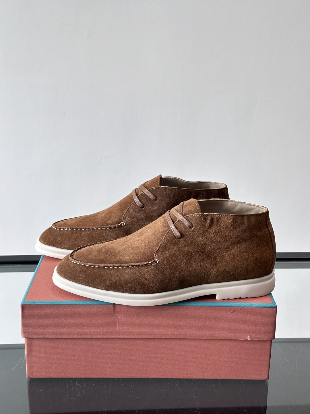 Loro Piana OPen Walk踝靴，采用100%小牛皮麂皮，手工磨制，质感细腻复古。内里羊皮。